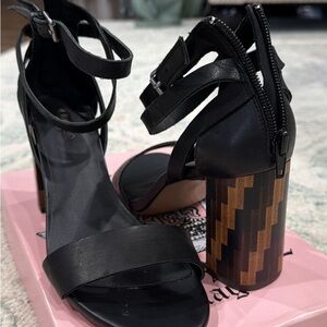 Crown Vintage | Black Strappy Block-Heel Sandals w/ Wood-Pattern Heel | size: 8